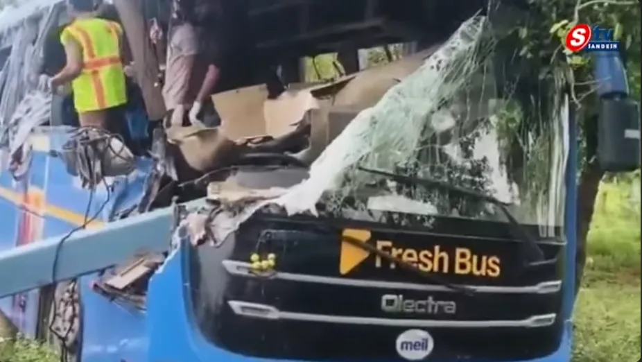 6 Dead In Bus Lorry Accident Suryapet